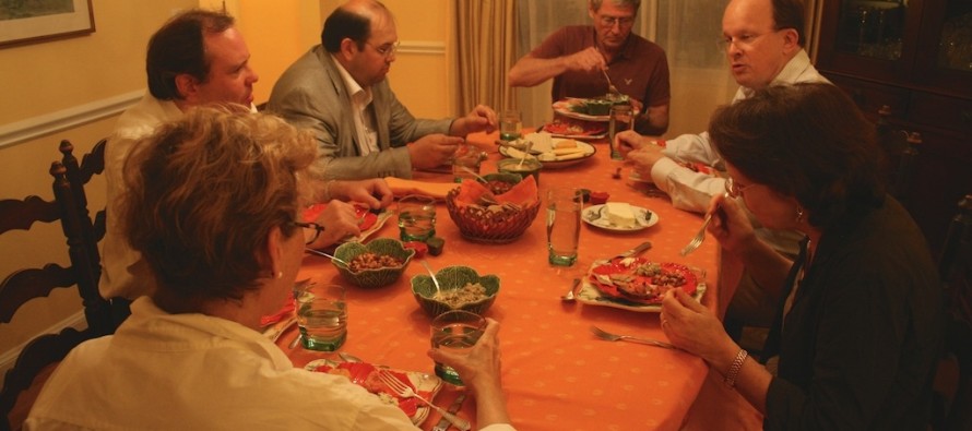 Amerikalı aile, dostlarını iftar sofrasında ağırladı