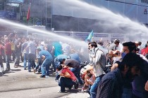 CNN- “Çatışmalar, göz yaşartıcı bombalar ve tencere-tava sesleriyle İstanbul yeniden çalkalanıyor!”