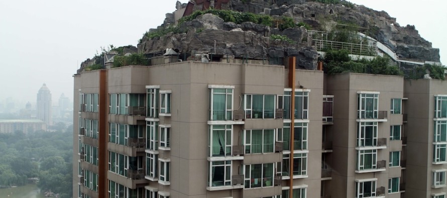 Çin’de bu da oldu: Apartmanın tepesine kaçak villa yaptı