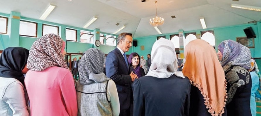İngiltere Başbakanı Cameron’dan cami ziyareti