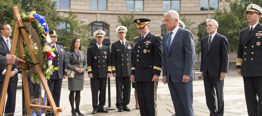 Washington, donanma üssünde hayatını kaybedenleri anıyor