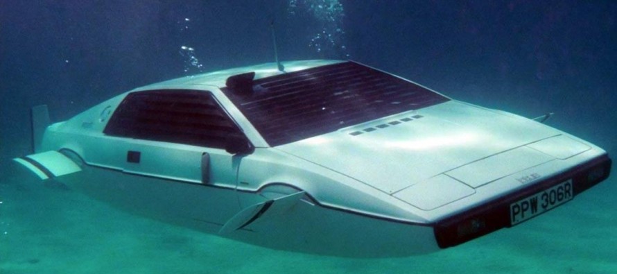 James Bond’un su altında giden arabası açık artırmayla satıldı