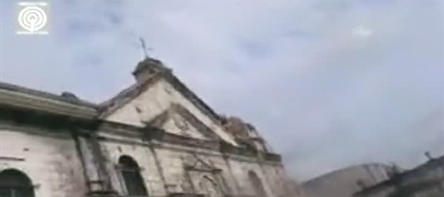Filipinler’deki depremde yıkılan çan kulesi kamerada