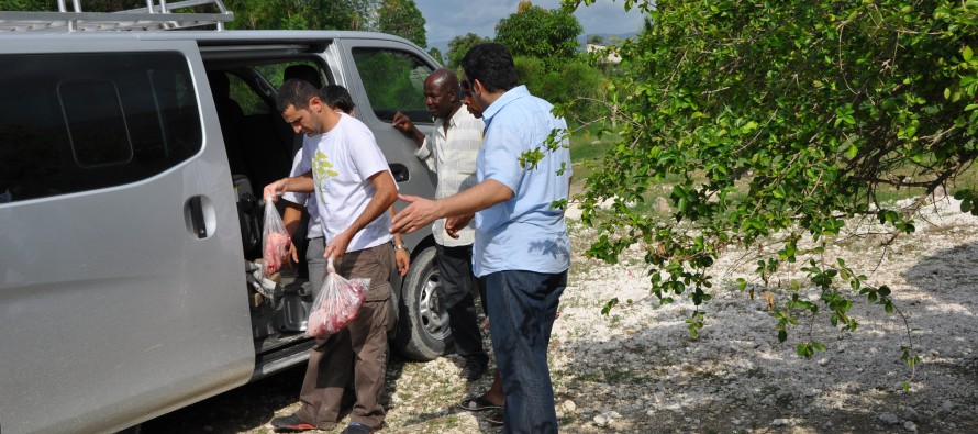 Miami’deki Türkler, kurban etlerini Haiti’de dağıttı