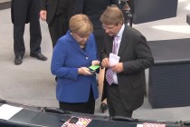 Merkel’in telefonunu Pofalla’ya göstermesi kamerada