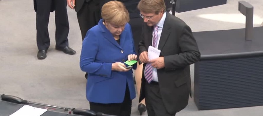 Merkel’in telefonunu Pofalla’ya göstermesi kamerada