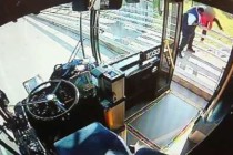Köprüden atlamak üzere olan kadını otobüs şoförü ikna etti
