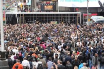 Efsane şarkıcıdan Times Meydanı’nda sürpriz konser