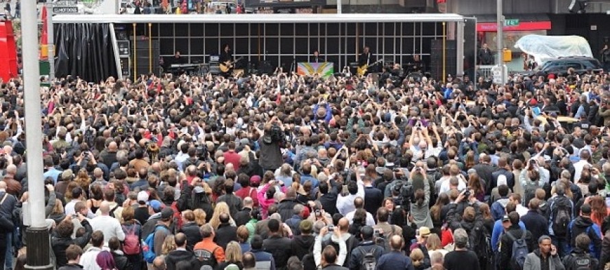 Efsane şarkıcıdan Times Meydanı’nda sürpriz konser