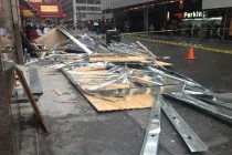 Manhattan’da rüzgar, inşaat iskelesini yıktı