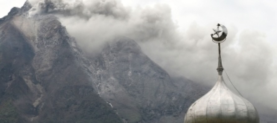 Endonezya’da duman püskürten yanardağın çevresinden tahliye devam ediyor