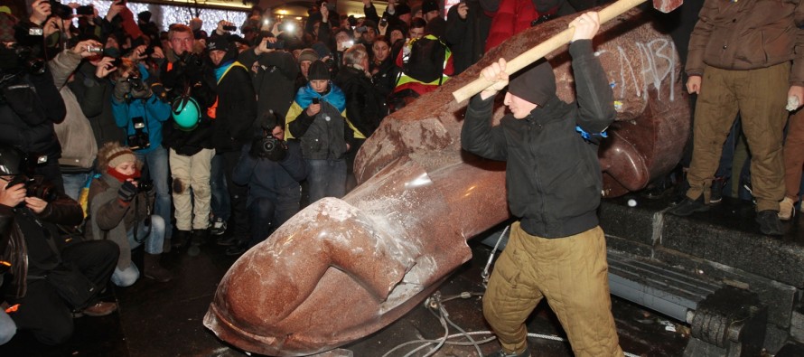 Kiev’de Lenin heykelini parçalama izdihamı