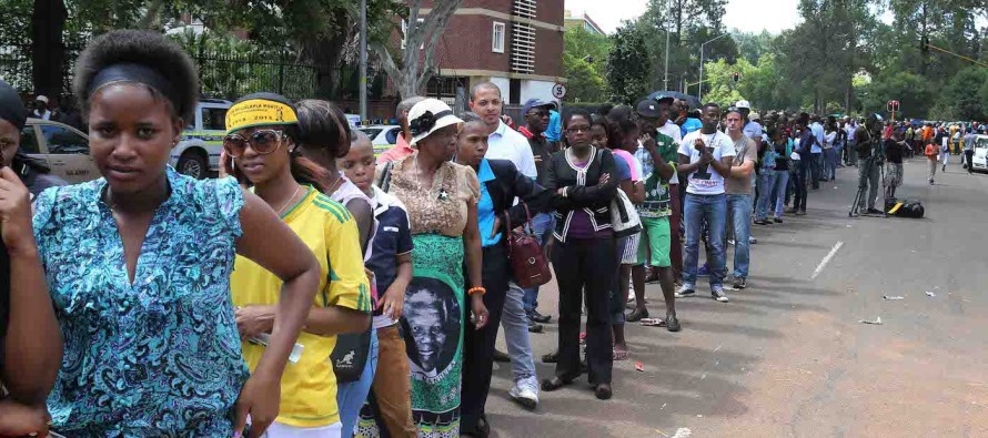 Mandela’nın naaşını görmek için 20 bin kişi sıraya girdi