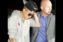 Justin Bieber’in koruması fotoğrafçının makinasını çaldı