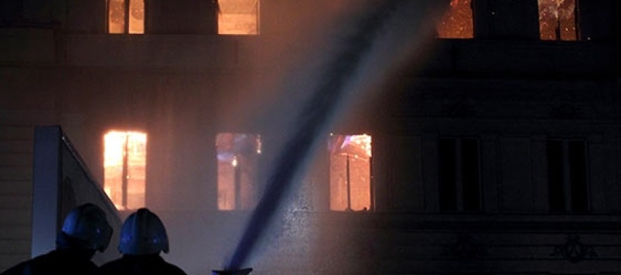 Bosna’da hükümet binaları ateşe verildi