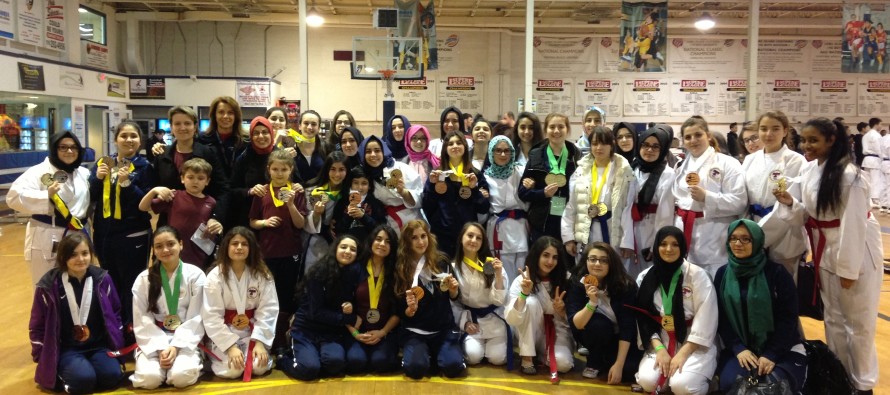 Türk okulu öğrencileri karate turnuvasında madalyaları topladı