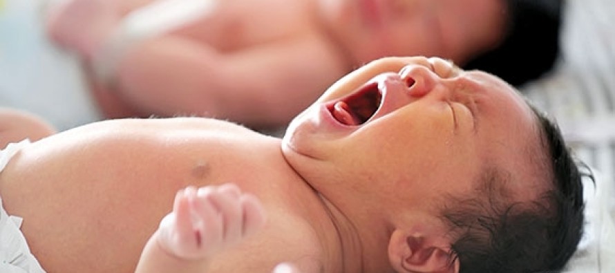 Yeni doğan bebeğe verilen hurma, enfeksiyonu önlüyor