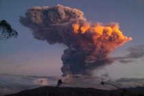 Ekvador’da yanardağ patladı