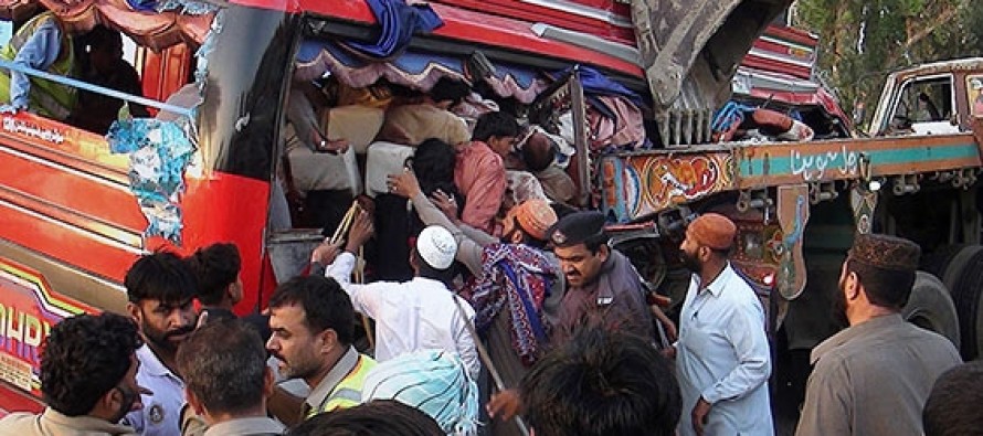 Pakistan’da katliam gibi kaza: 42 ölü