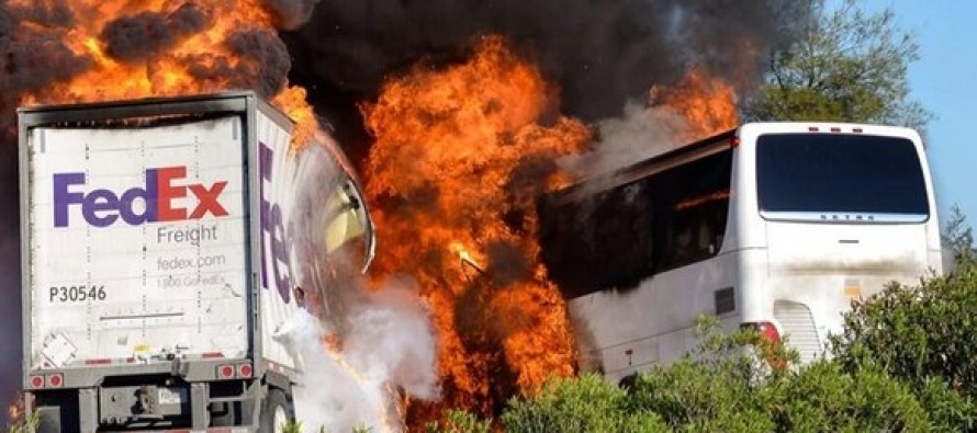 California’da öğrencileri taşıyan otobüs kamyonla çarpıştı: 10 ölü