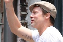 Brad Pitt’in kolunda Mevlânâ dövmesi