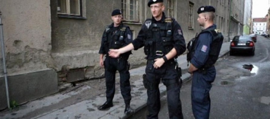 Kiliseden namaz sırasında baskın yapan Çek polisine tepki