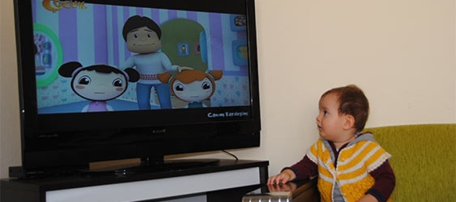 2 yaş altı çocuklara çizgi film izletmek konuşmasını zorlaştırıyor