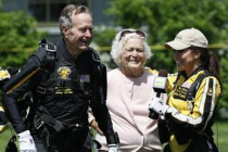Baba Bush, 90. yaş günü paraşütle atlayarak kutlayacak