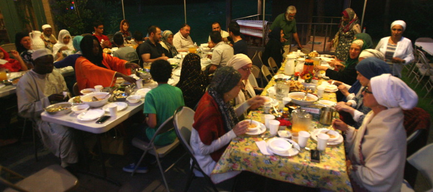 Cerrahi Halveti cemaati her akşam iftar yemeği veriyor