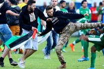 Sahaya giren Türkler, İsrailli futbolcularla yumruklaştı