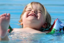 Bir yaşın altındaki çocuklar havuza sokulmamalı!
