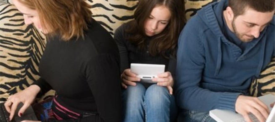 Çocuklardan önce anne babalar teknoloji bağımlılığından kurtulmalı