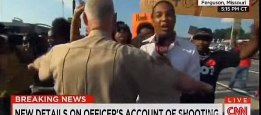 Ferguson olaylarında gazeteciye kötü davranan polis emekli edildi