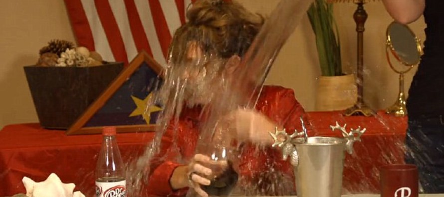 Sarah Palin, kafasından buzlu su dökülünce ortalığı birbirine kattı