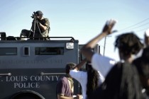 Senatör McCaskill: Ferguson’da şehir polisi geri çekiliyor