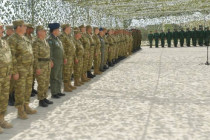 Azerbaycan Cumhurbaşkanı Aliyev cephe hattını gezdi