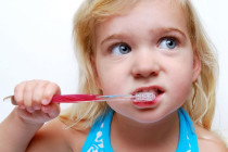 Diş çıkaran bebeğinizi soğuk meyve püresiyle rahatlatın