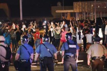 Ferguson’da protestocular ile polis arasında gerginlik devam ediyor