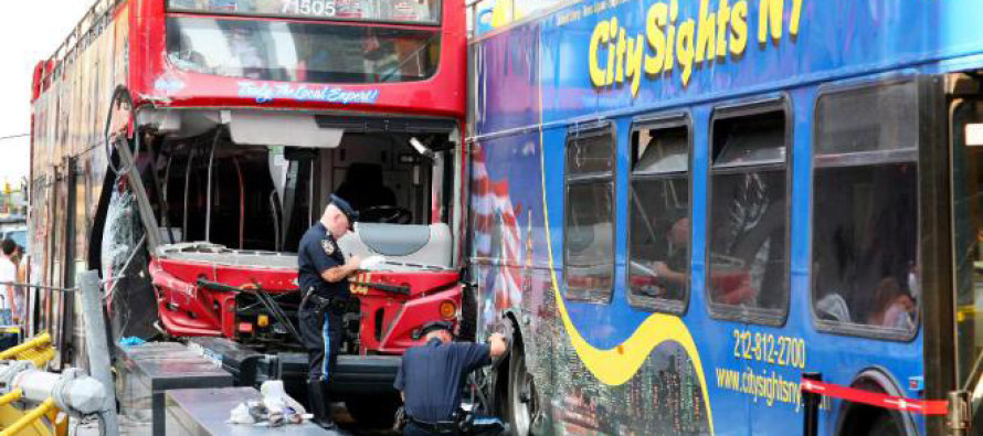 Yolcu taşımayan iki otobüs çarpıştı, 13 kişi yaralandı