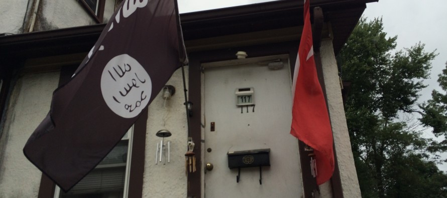New Jersey’de bir eve Türk ve IŞİD bayrakları birlikte asıldı