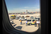 Ebola şüphesi yolcu uçağını karantinaya aldırdı