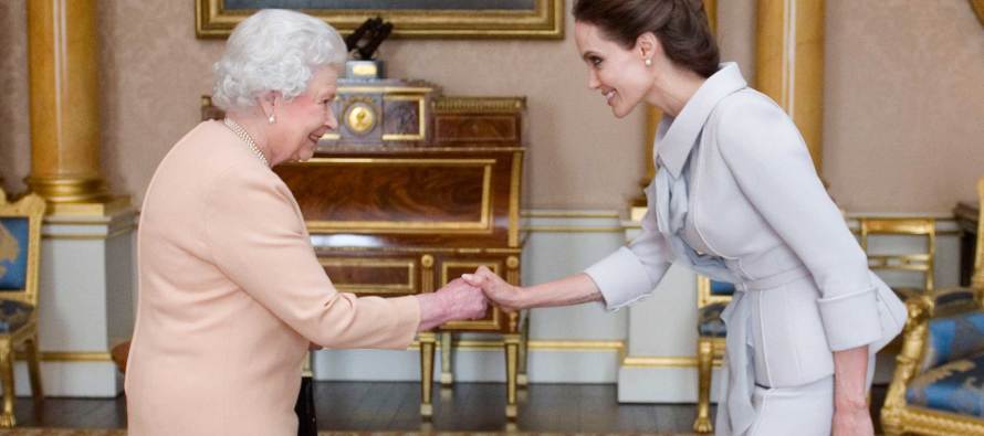 Kraliçe, Angelina Jolie’yi kabul etti