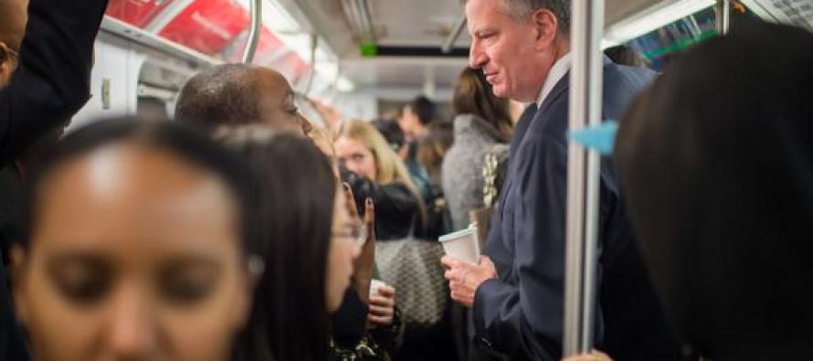 Blasio, New York’taki Ebola paniğini engellemek için metroya bindi