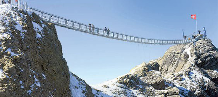 Dünyada bir ilk: İki dağı birbirine bağlayan asma köprü