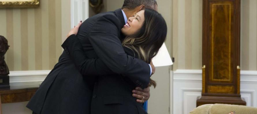Obama, Ebola’yı yenen hemşireye sarıldı
