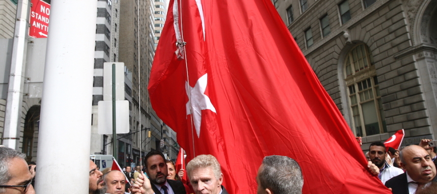 ‘Geceyarı Ekspresi’nin yazarı Türk Bayrağı’nı Wall Street’te göndere çekti