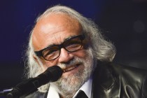 Şarkıcı Demis Roussos hayatını kaybetti