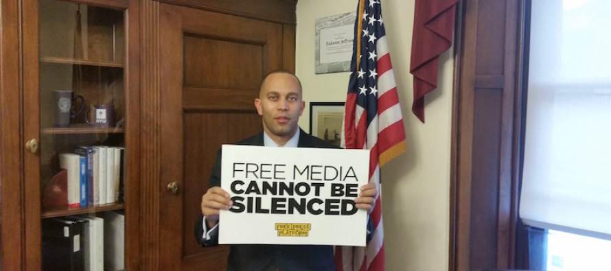 Kongre üyelerinden ‘özgür basına’ pankartlı destek