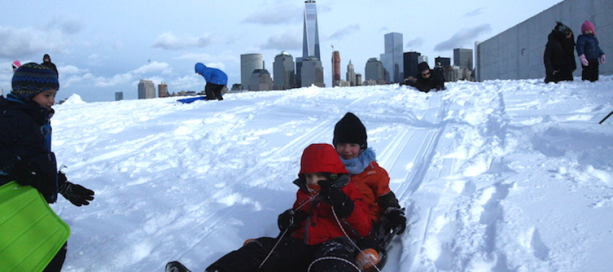 Amerikalılar, kar fırtınası sonrası soluğu parklarda aldı