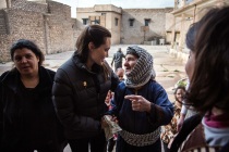 Angelina Jolie savaş mağduru kadınların yanında